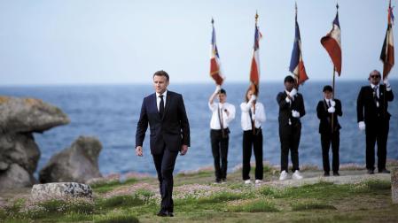 Emmanuel Macron, este martes en un acto en recuerdo a Charles De Gaulle en Ile de Sein (Bretaña)