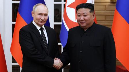 El presidente ruso, Vladímir Putin, estrecha la mano del líder de Corea del Norte, Kim Jong-un