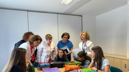 Representantes del alumnado de 5º y 6º de Primaria del colegio Público Juan Bautista Irurzun de Peralta se acercó al Hospital de Navarra para donar los juegos