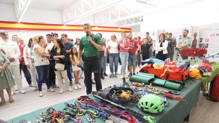 Fotos de la I Jornada de Seguridad en la Montaña del GREIM en Pamplona y de la exhibición de rescate con helicóptero. /
