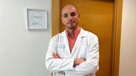 El Dr. Carlos Vidurrizaga, en su consulta en Pamplona