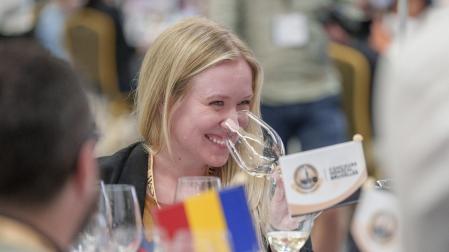 Una persona degustando el vino durante la segunda sesión de este año del Concurso Mundial de Bruselas.
