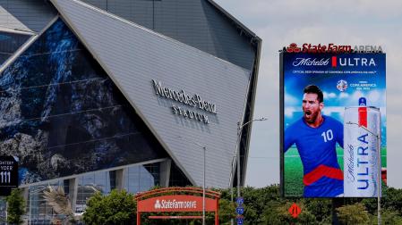 Anuncio electrónico con Leo Messi en el exterior del Mercedes-Benz Stadium de Atalanta, una de las sedes de la Copa América