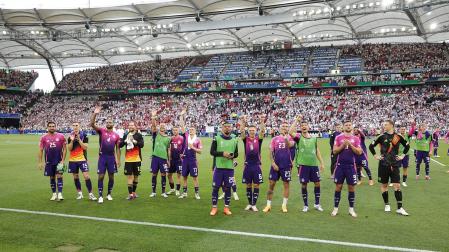 Los jugadores alemanes agradecen el apoyo del público tras vencer a Hungría por 2-0 y acceder a octavos de la Eurocopa 2024