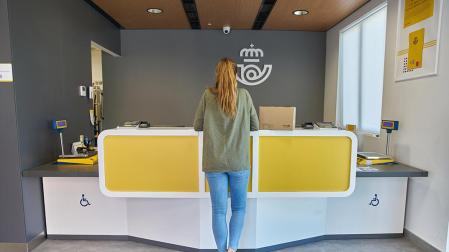 Las oficinas de Correos tienen más funciones que las de enviar paquetería