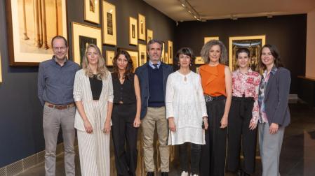 Las comisarias de le exposición, junto a la directora del máster, y a los directores de su trabajo de fin de máster, María Aguilera y Gabriel Pérez - Barreiro