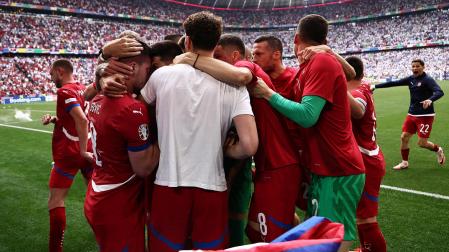 Los serbios celebran el tanto de Jovic en el minuto 95 que les permitía seguir vivos en la Eurocopa