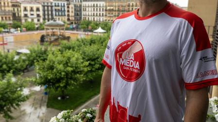 EL blanco y el rojo llenarán las calles de Pamplona este sábado con la original camiseta de La Media San Fermín
