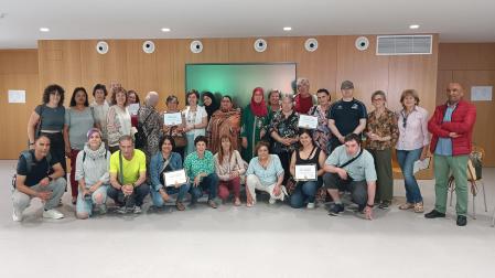 Alumnado del ceba, profesorado y personal voluntario en el acto de clausura