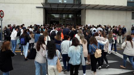 El campus de la Universidad Pública de Navarra en Pamplona acoge este fin de semana las pruebas de la OPE de maestros.