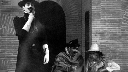 ACTOR EN EL TALLER DE TEATRO NAVARRO VILLOSLADA. Alfredo Sanzol (izq.), caracterizado como el caballero don Enrique durante la representación de la obra Alesio, una comedia de tiempos pasados, que se llevó a escena en 1990 bajo la dirección de Ignacio Aranguren.