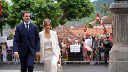 Imanol Pradales llega junto a su esposa a la Casa de Juntas de Gernika