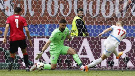 Una de las ocho paradas realizadas por el portero de Geogria, Giorgio Mamardashvili, en el partido ante la República Checa en la Eurocopa 2024