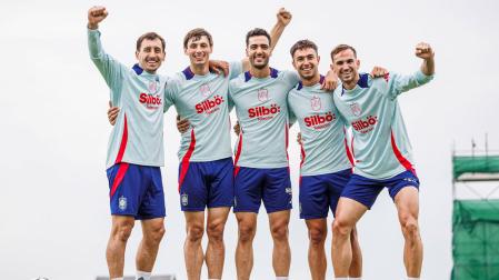 Varios jugadores españoles celebran algún ejercicio durante el entrenamiento de la selección de España este sábado