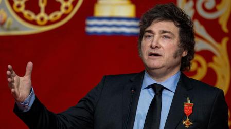 El presidente de Argentina, Javier Milei, durante el acto en el que la presidenta madrileña, Isabel Díaz Ayuso, le entrega la Medalla Internacional de la Comunidad de Madrid