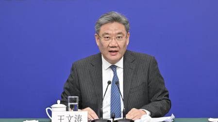 Wang Wentao,el ministro de comercio de China, hablando en una conferencia.