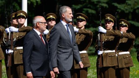 El rey Felipe VI y el presidente de la República de Estonia, Alar Karis, pasan revista a las tropas a su llegada a Tallín, capital de Estonia