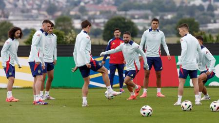 Los jugadores de la selección de España, durante un entrenamiento celebrado este domingo en Donaueschingen (Alemania)