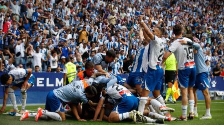 Los jugadores del Espanyol celebran el 2-0 ante el Oviedo durante el partido de vuelta de la final por el ascenso a LaLiga EA Sports