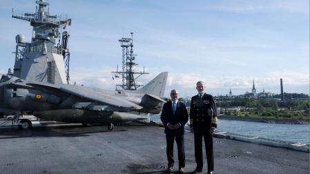 El presidente estonio, Alar Karis (i), y el rey Felipe VI de España, posan durante su visita al LHD Juan Carlos I de la Armada española en el puerto de Tallin, en Estonia