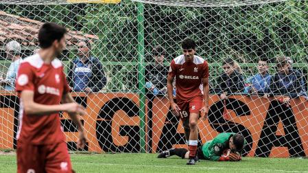 Unai Gurpegui, atacante del Ardoi, se lamenta tras fallar una ocasión ante Raúl Heras, portero del Anguiano