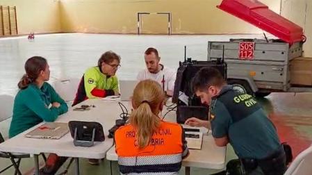 El puesto de mando avanzado para la coordinación de la búsqueda se encuentra situado en el polideportivo de La Gándara
