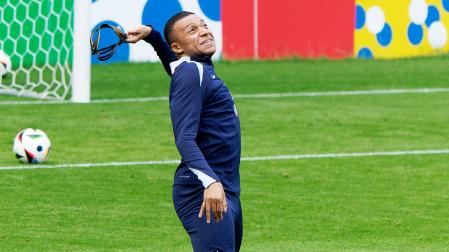 Kylian Mbappe bromea con lanzar lejos su máscara protectora durante el entrenamiento de Francia en el Home Deluxe Arena de Paderbon