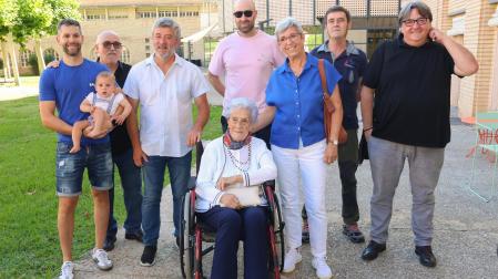 Consuelo Enciso Puyo, sentada. Detrás, de izda. a dcha.: Javier Elizondo con su hijo Carlos, Santiago Agudo, Fernando León, David Visus Ustárroz, Marian Sánchez, José Antonio Martínez y Miguel Ángel Arrastio
