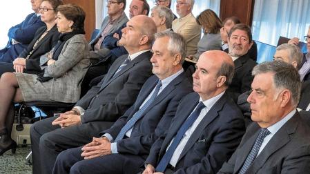Los expresidentes andaluces y del PSOE, Griñán y Chaves, en el centro, junto al resto de encausados durante el juicio por los ERE