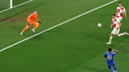 Momento en el que Zaccagni golpea con la derecha el que fue el empate de Italia, en el minuto 97 de encuentro