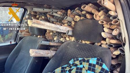 Coche cargado con postes