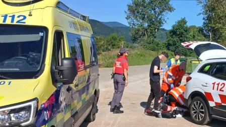 Efectivos sanitarios y de la Policía Foral atienden al trabajador herido