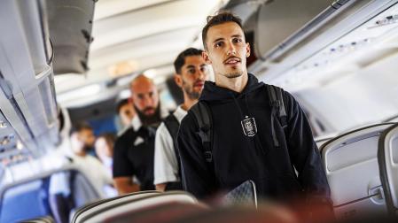 Grimaldo y Ayoza entran al avión en el que voló la expedición española de regreso a Donaueschingen