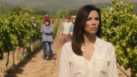 Fotografía cedida por Apple TV+, que muestra a la actriz Eva Longoria en una escena de la serie 'Land of Woman'
