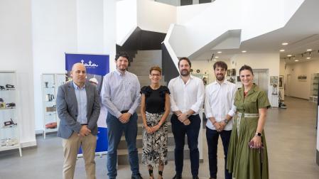 De izda. a dcha.: Santiago Osés Eraso (director de Rockwool), Guillermo García Martínez (director de Jata), María Chivite Navascués (presidenta del Gobierno de Navarra), Gonzalo Oliver Amatriaín y Diego Oliver Gimeno (directores del Grupo Enhol), y Cristina Esandi Fernández (directora de Marketing de Jata)
