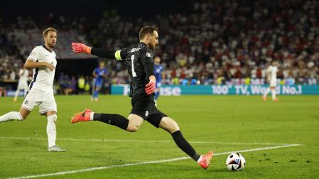 El meta esloveno Jan Oblak despeja en largo ante la presión del atacante británico Harry Kane