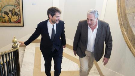 El Ministro de Cultura, Ernest Urtasun, y el alcalde de Pamplona, Joseba Asiron