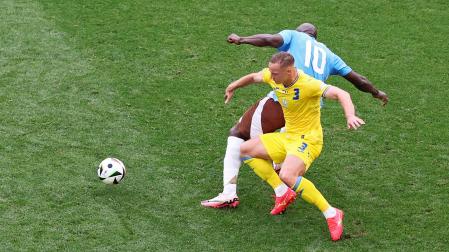 Romelu Lukaku, otra vez desacertado, pelea por el balón con el ucraniano Oleksandr Svatok