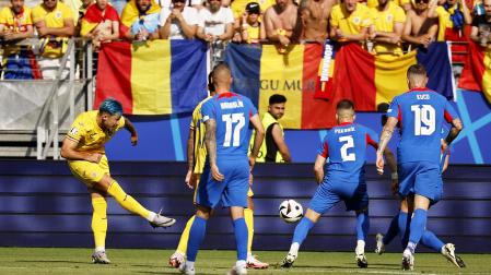 El lateral rumano Ratiu busca el hueco entre los defensores eslovacos
