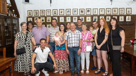 Jesús Sierra Añón ‘Chichín’, en el centro de la fotografía, junto a sus familiares