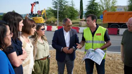 El consejero de Cohesión Territorial, Óscar Chivite, visita el inicio de las obras del carril bici que conectará Sarriguren, Burlada, Huarte y Ripagaina.