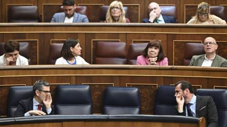 Los ministros Bolaños y Puente, en el pleno del Congreso de este jueves