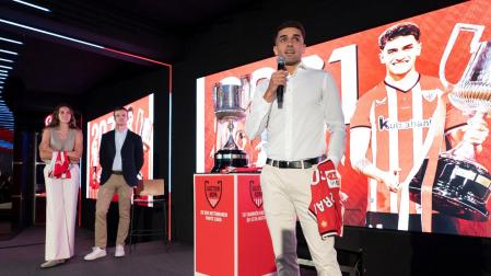 Beñat Prados, en el acto en que se ha hecho pública su renovación con el Athletic