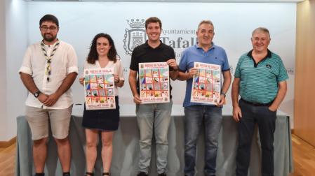 Desde la izda., Diego Ciérvide, responsable del grupo Scout Ibaialde; la concejala Maitane Fernández, el alcalde, Xabi Alcuaz; José Mari Velasco, director de la escuela de música; y Javier Osés, de los gaiteros de Tafalla