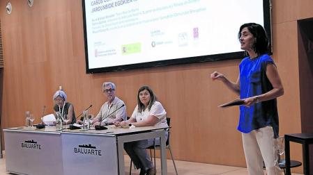 Raquel Campillo, Carlos Gotlieb y Nuria Gallego este jueves escuchan a la presentadora Cristina Ochoa en el Baluarte