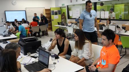 Distintos tribunales, en pleno trabajo corrector este viernes por la mañana en el Instituto de Sarriguren