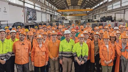La plantilla de Hydro en Irurtzun posa junto a Eivind Kallevik