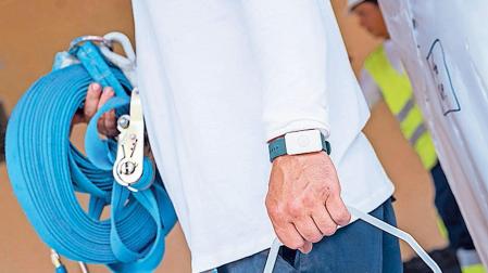 Un operario con la pulsera para prevenir los golpes de calor