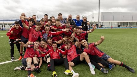 Los jugadores del Subiza celebran el ascenso a la Segunda RFEF como campeones de la Tercera