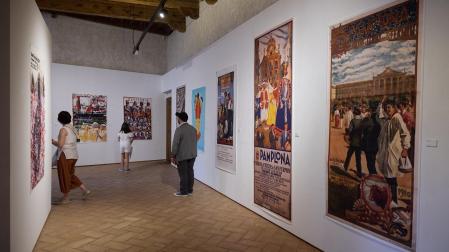Carteles de distintas épocas en una de las alas de la exposición